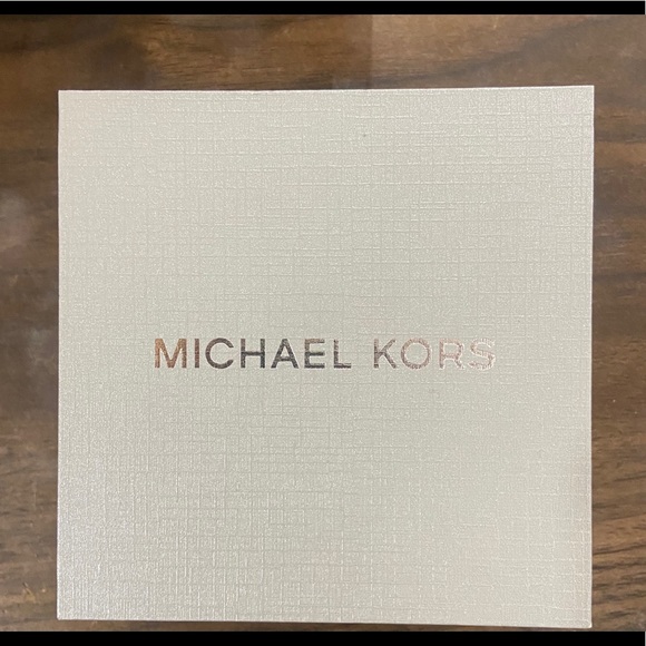 Gold lock Micheal Kors bracelet - Picture 7 of 10